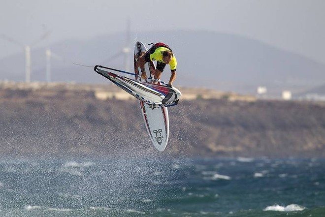Pritchard push loop - PWA Pozo Izquierdo ©  John Carter / PWA http://www.pwaworldtour.com